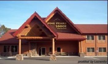 Pine Peaks Lodge & Suites Cross Lake Exterior photo